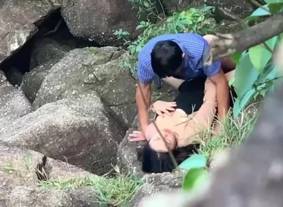 Đi du lịch với cty mà em đồng nghiệp lén lút chơi bên bờ suối