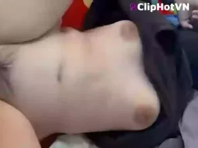 Nhấc 2 chân banh lồn cho anh địt